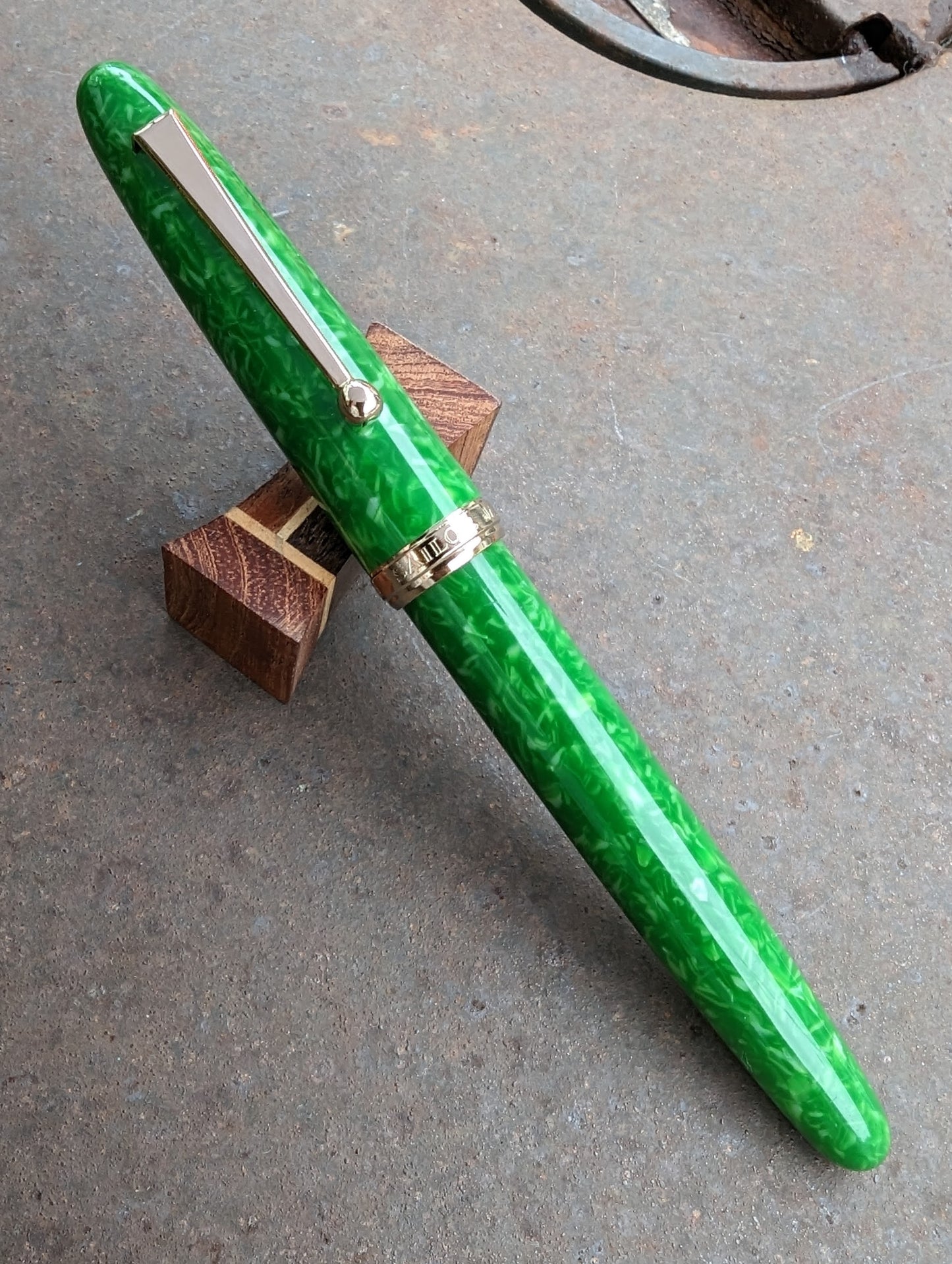 Jade Sailor Magellan - 14K Broad Nib