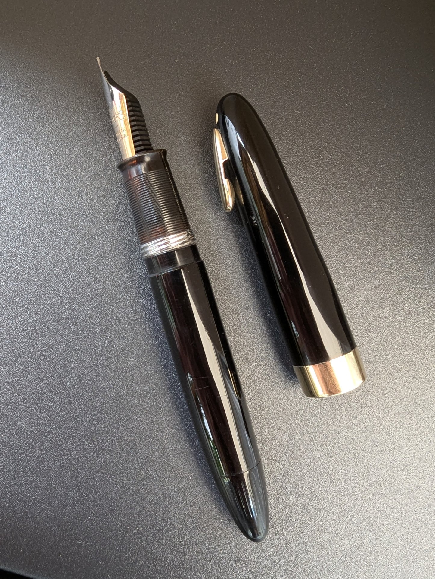 1948 Black Sheaffer Tuckaway Statesman - fine point Golden Spade