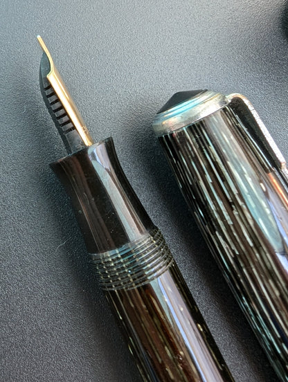 Hidden - 1938 Parker Black Shadow-Wave Vacumatic Junior - fine+ point