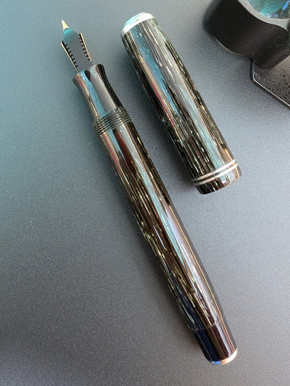 Hidden - 1938 Parker Black Shadow-Wave Vacumatic Junior - fine+ point