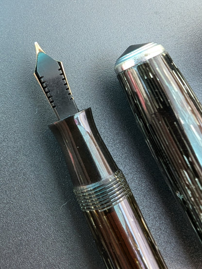 Hidden - 1938 Parker Black Shadow-Wave Vacumatic Junior - fine+ point