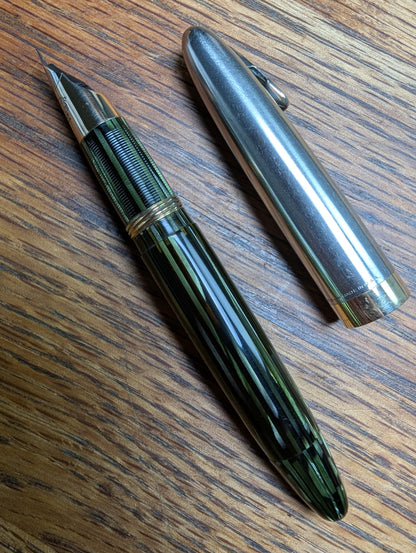 1943-5 Marine Green Sheaffer Triumph Tuckaway Sentinel fountain pen - extra-fine point