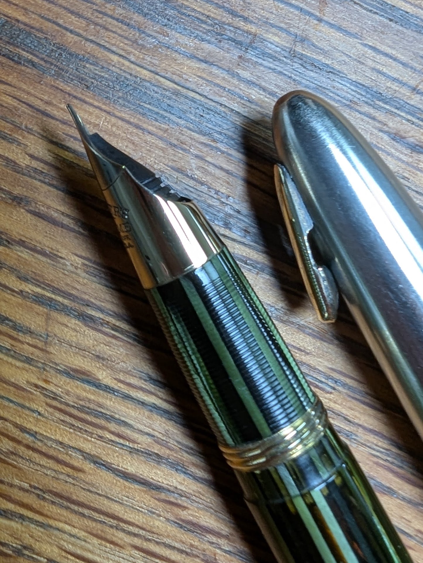 1943-5 Marine Green Sheaffer Triumph Tuckaway Sentinel fountain pen - extra-fine point