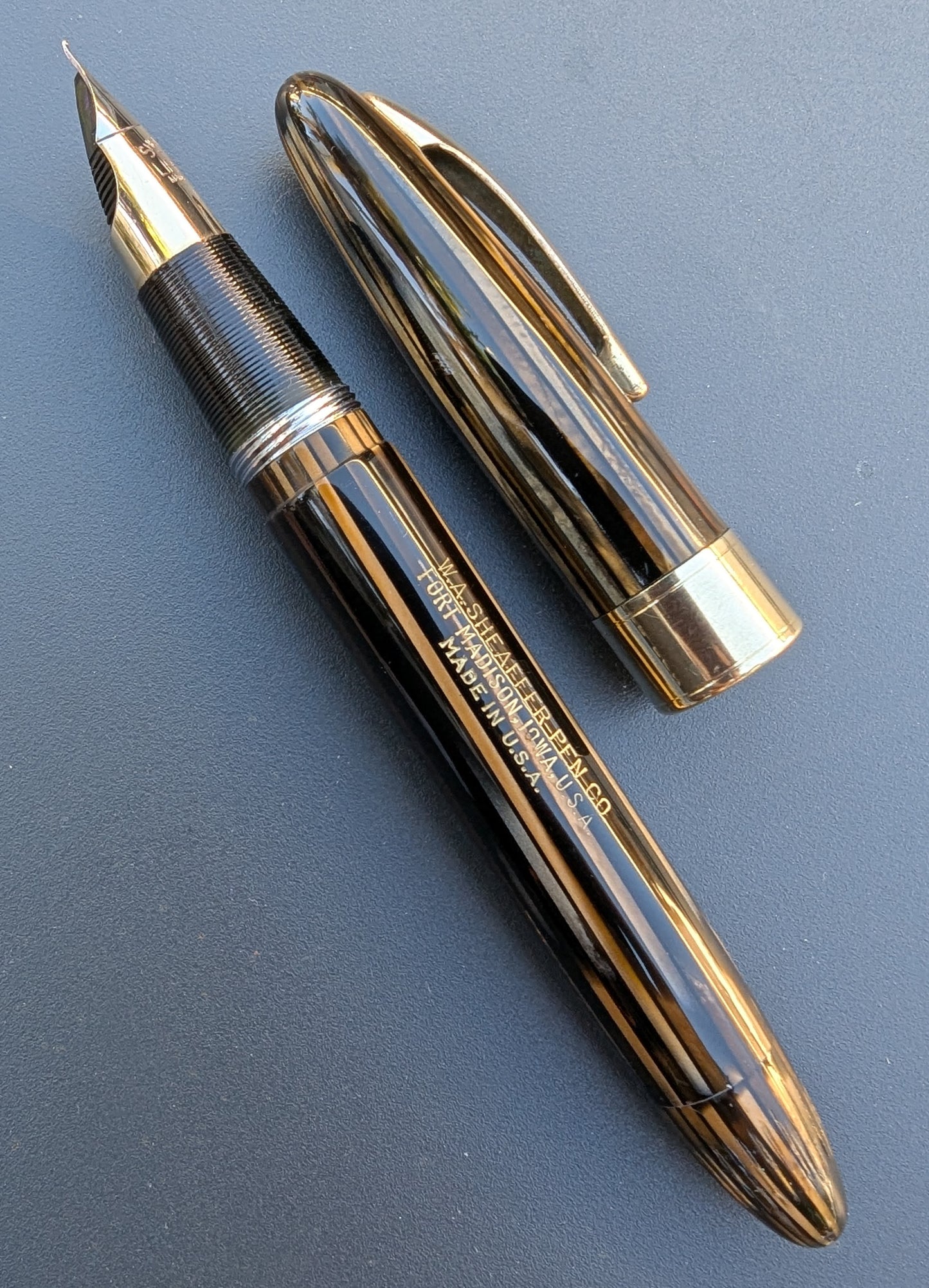 ~1946-7 Golden Brown Sheaffer Triumph Valiant - Vacuum-Fil - medium point