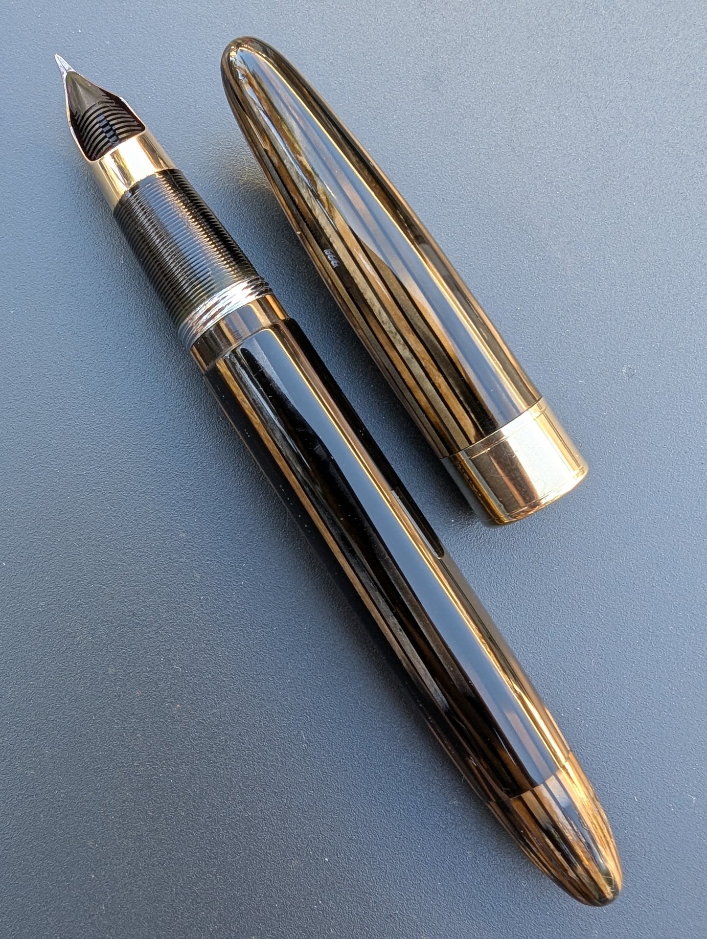 ~1946-7 Golden Brown Sheaffer Triumph Valiant - Vacuum-Fil - medium point