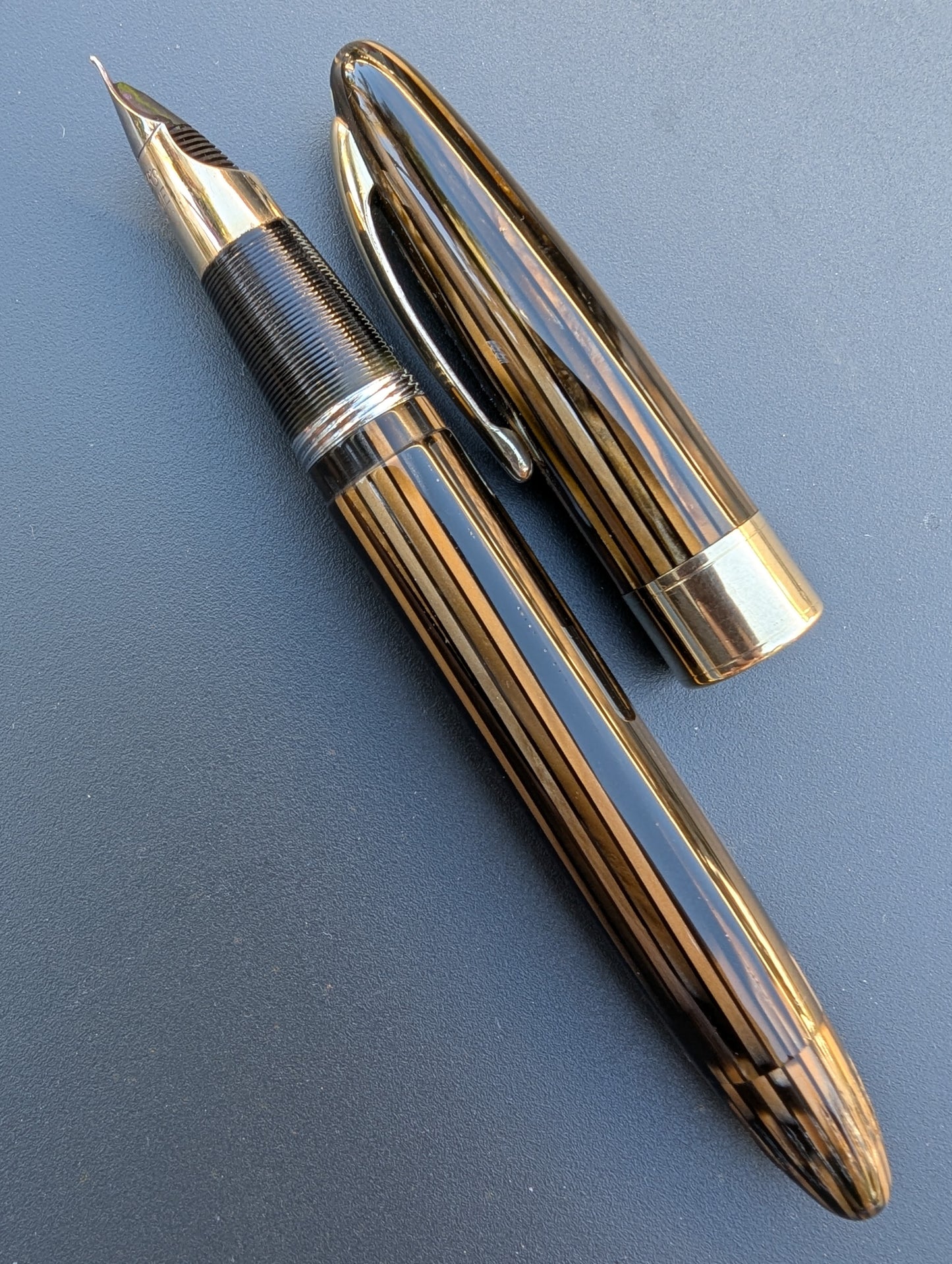 ~1946-7 Golden Brown Sheaffer Triumph Valiant - Vacuum-Fil - medium point