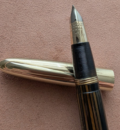 ~1947 Golden Brown Sheaffer Triumph Crest - vacuum-fil - stubby fine-medium point