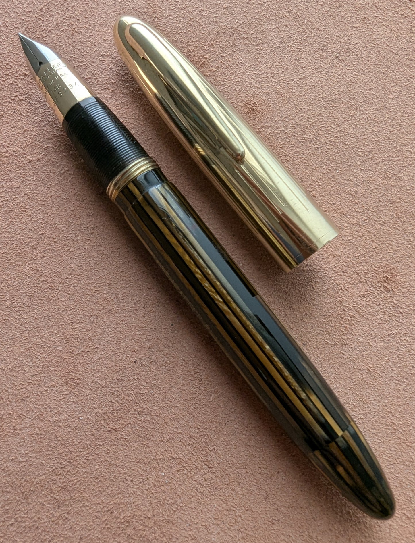 ~1947 Golden Brown Sheaffer Triumph Crest - vacuum-fil - stubby fine-medium point