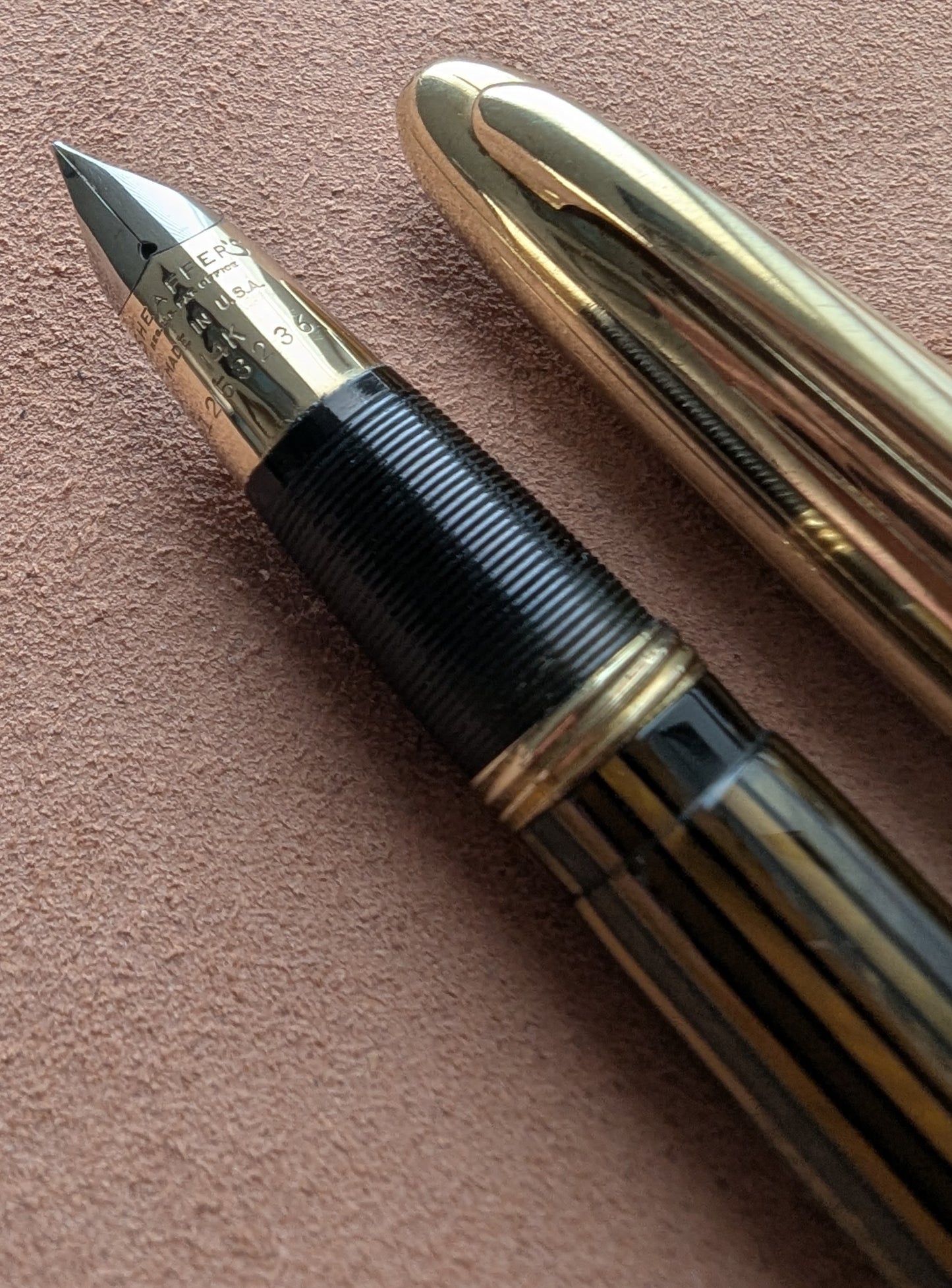 ~1947 Golden Brown Sheaffer Triumph Crest - vacuum-fil - stubby fine-medium point