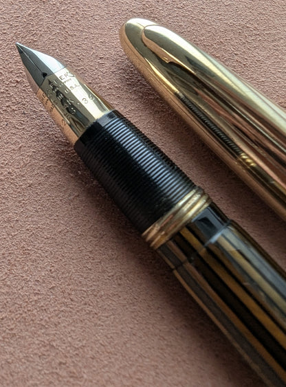 ~1947 Golden Brown Sheaffer Triumph Crest - vacuum-fil - stubby fine-medium point