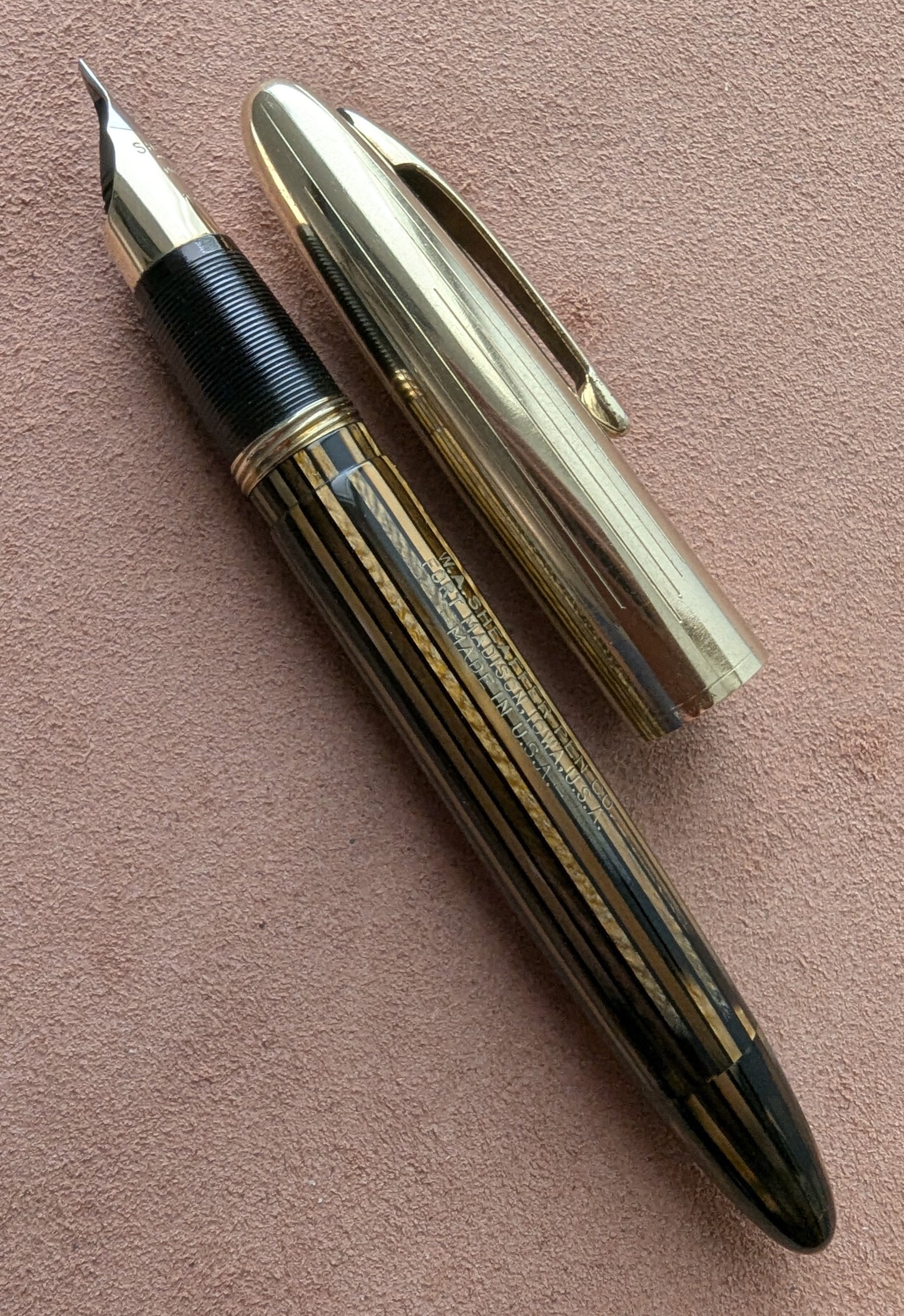 ~1947 Golden Brown Sheaffer Triumph Crest - vacuum-fil - stubby fine-medium point