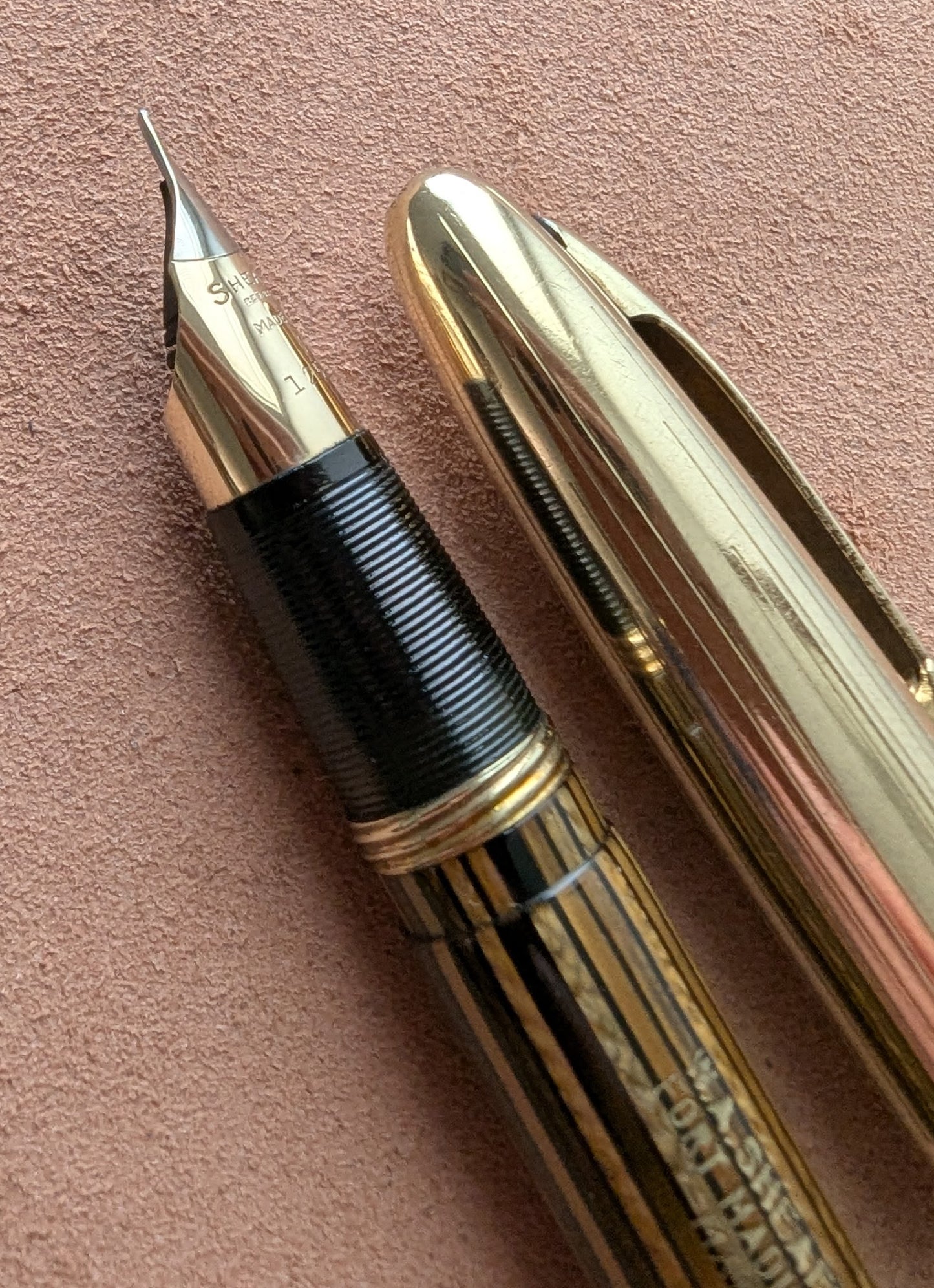 ~1947 Golden Brown Sheaffer Triumph Crest - vacuum-fil - stubby fine-medium point