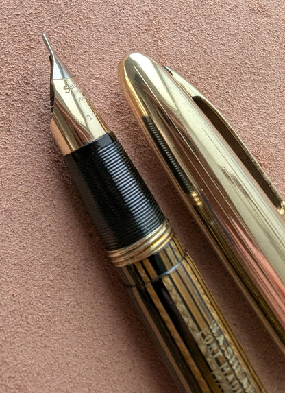 ~1947 Golden Brown Sheaffer Triumph Crest - vacuum-fil - stubby fine-medium point