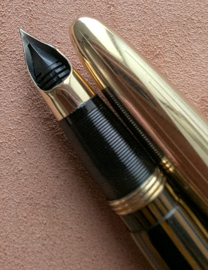 ~1947 Golden Brown Sheaffer Triumph Crest - vacuum-fil - stubby fine-medium point