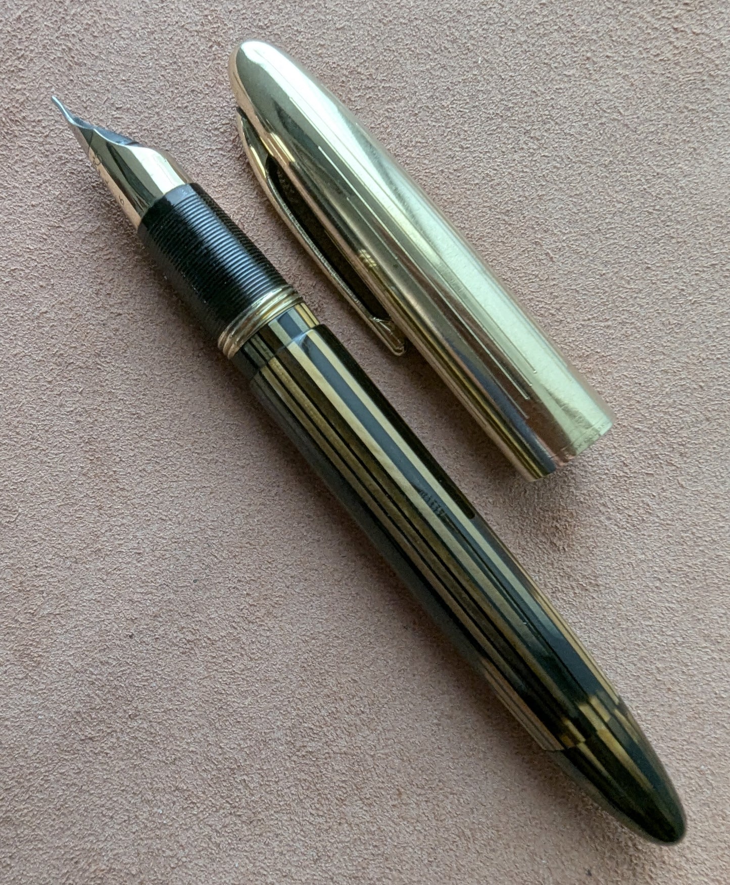 ~1947 Golden Brown Sheaffer Triumph Crest - vacuum-fil - stubby fine-medium point