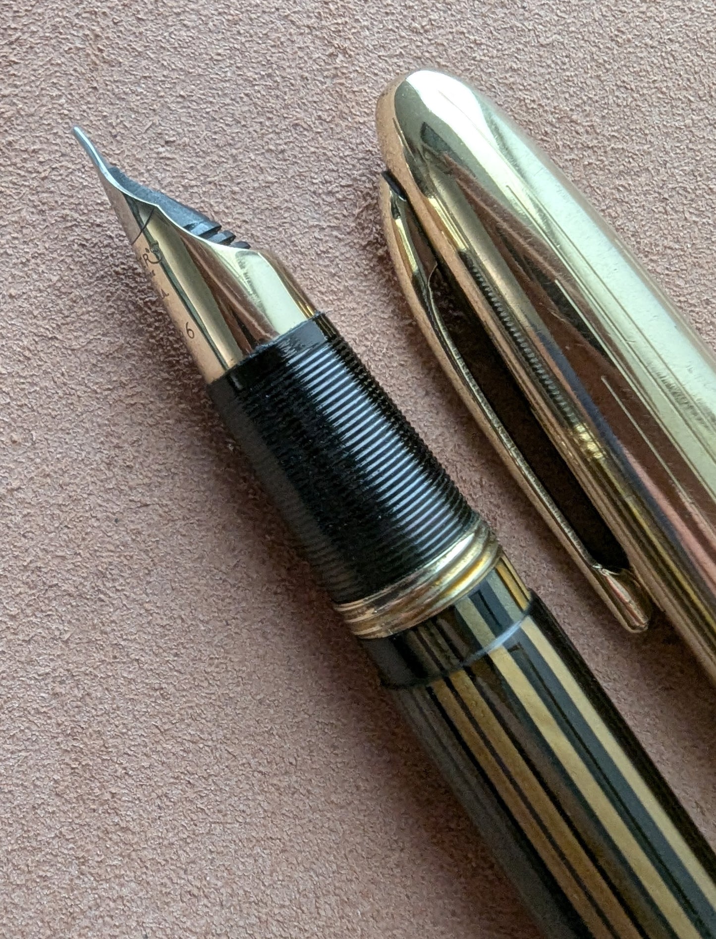 ~1947 Golden Brown Sheaffer Triumph Crest - vacuum-fil - stubby fine-medium point