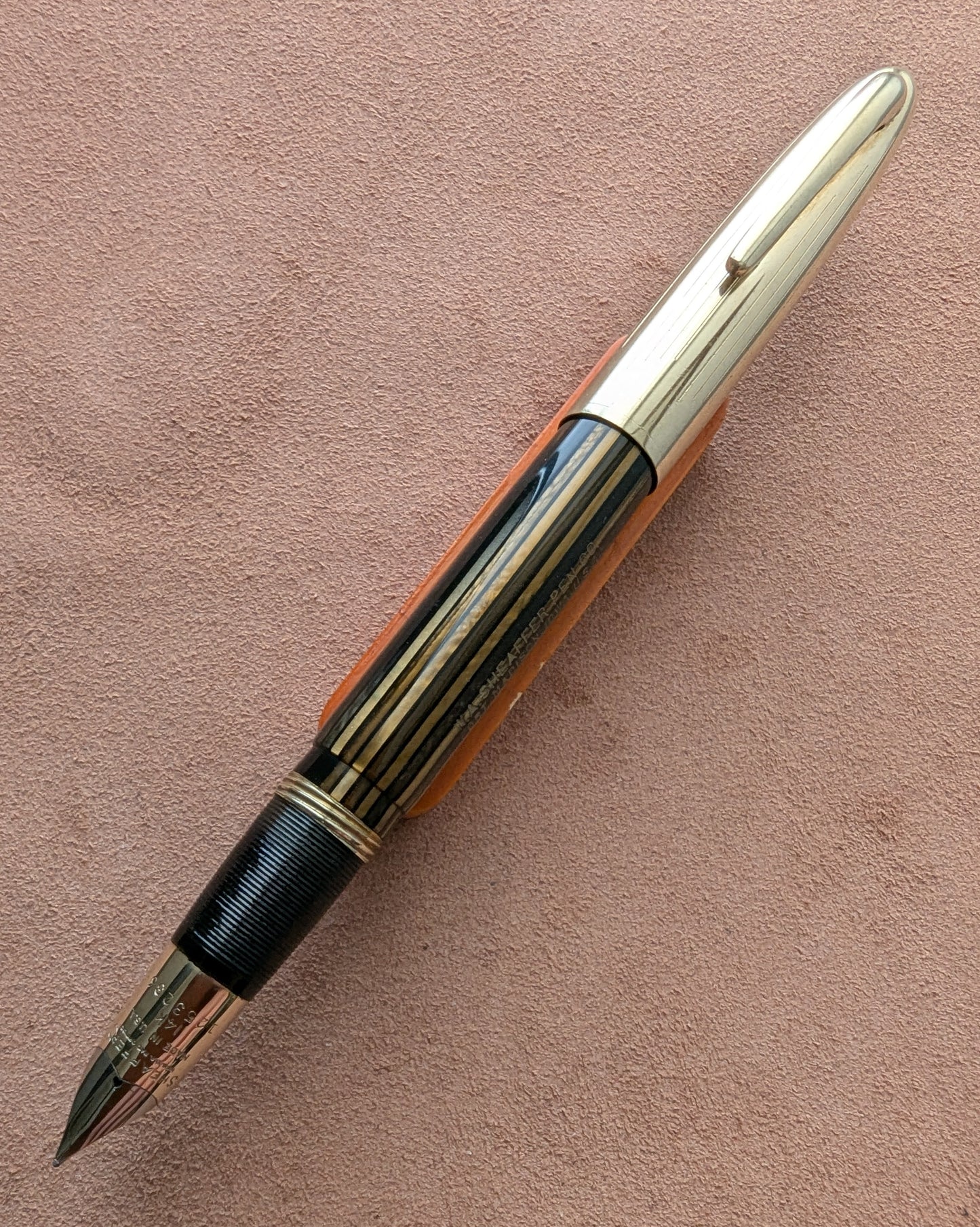~1947 Golden Brown Sheaffer Triumph Crest - vacuum-fil - stubby fine-medium point