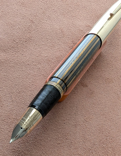 ~1947 Golden Brown Sheaffer Triumph Crest - vacuum-fil - stubby fine-medium point