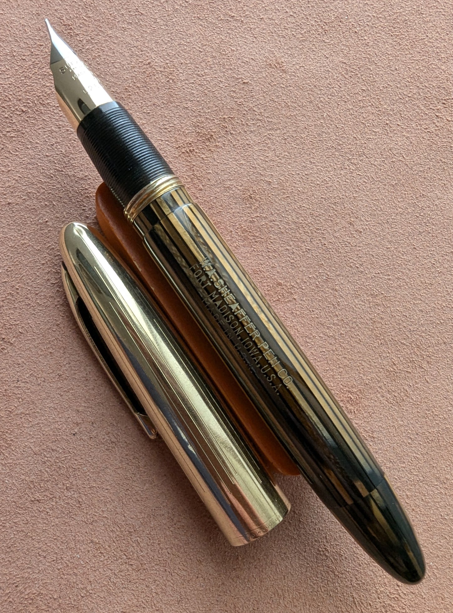 ~1947 Golden Brown Sheaffer Triumph Crest - vacuum-fil - stubby fine-medium point