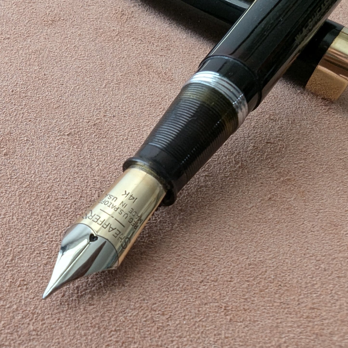 1948 Black Sheaffer Statesman - Vacuum-Fil - Fine+ Golden Spade nib