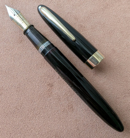 1948 Black Sheaffer Statesman - Vacuum-Fil - Fine+ Golden Spade nib
