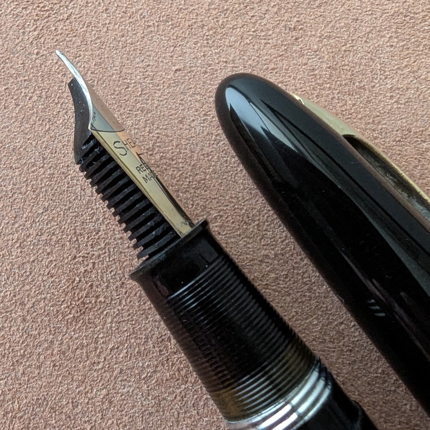 1948 Black Sheaffer Statesman - Vacuum-Fil - Fine+ Golden Spade nib