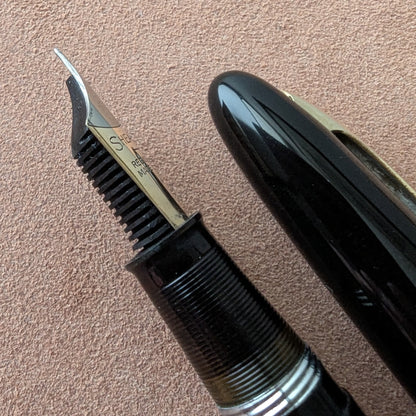 1948 Black Sheaffer Statesman - Vacuum-Fil - Fine+ Golden Spade nib