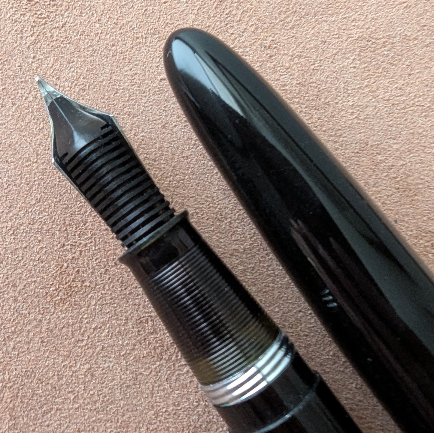1948 Black Sheaffer Statesman - Vacuum-Fil - Fine+ Golden Spade nib