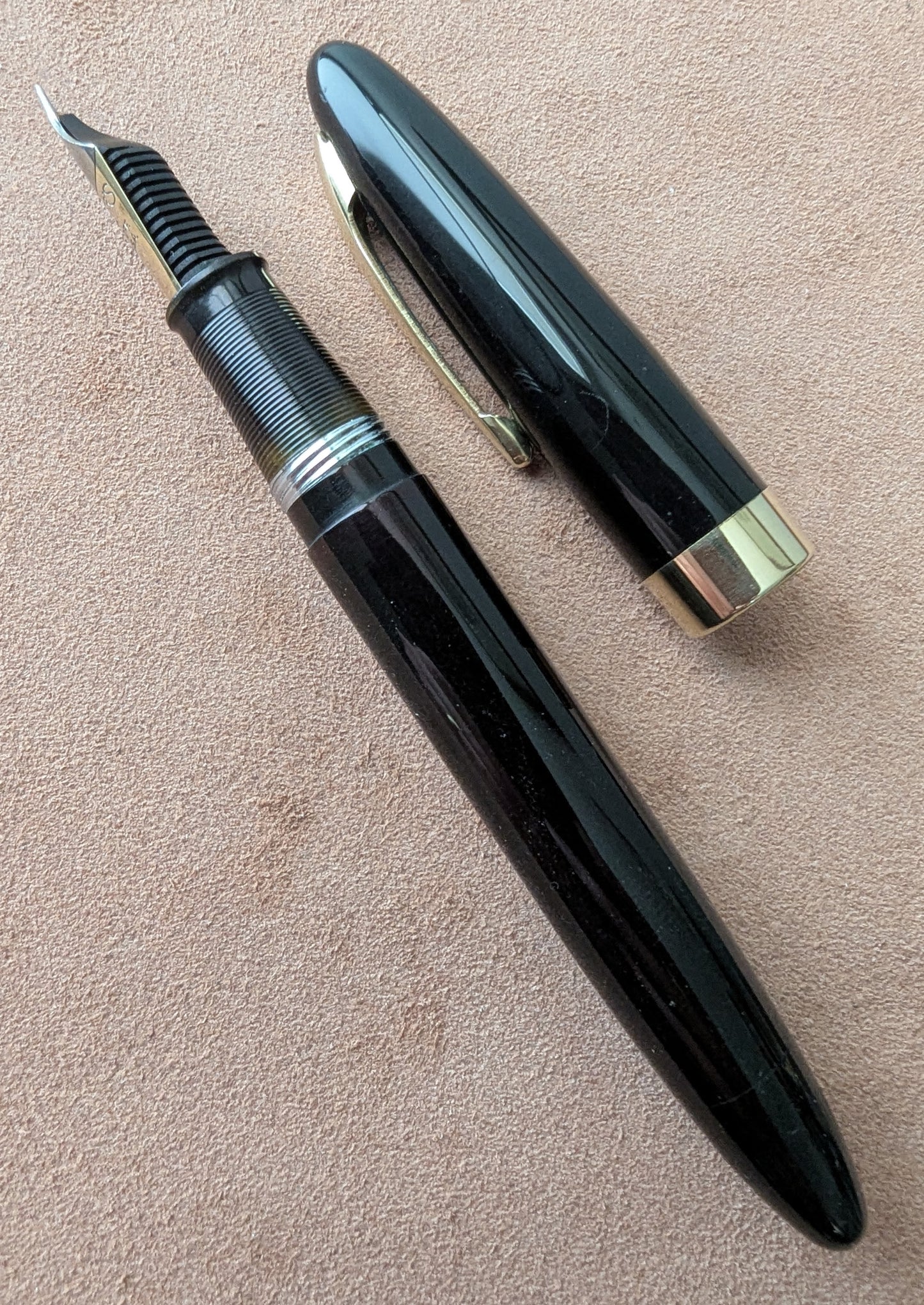 1948 Black Sheaffer Statesman - Vacuum-Fil - Fine+ Golden Spade nib
