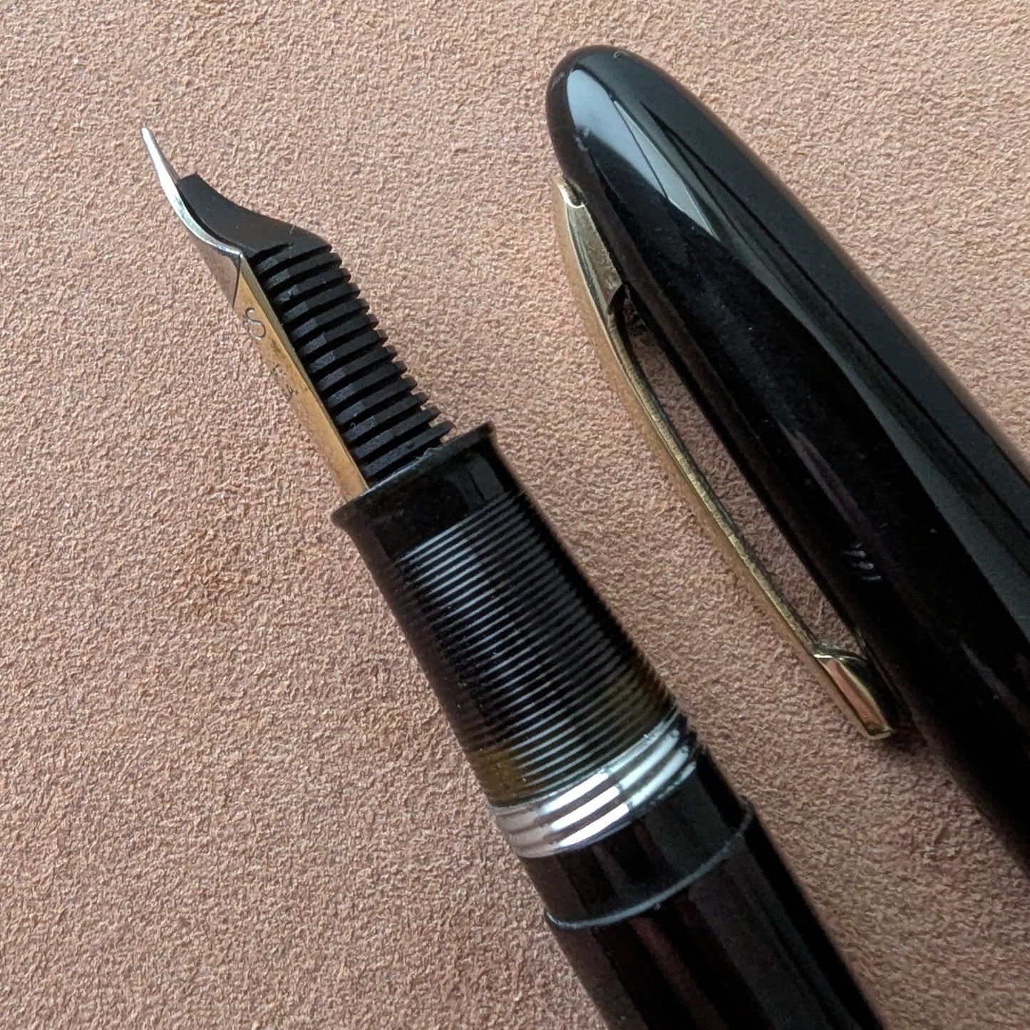 1948 Black Sheaffer Statesman - Vacuum-Fil - Fine+ Golden Spade nib