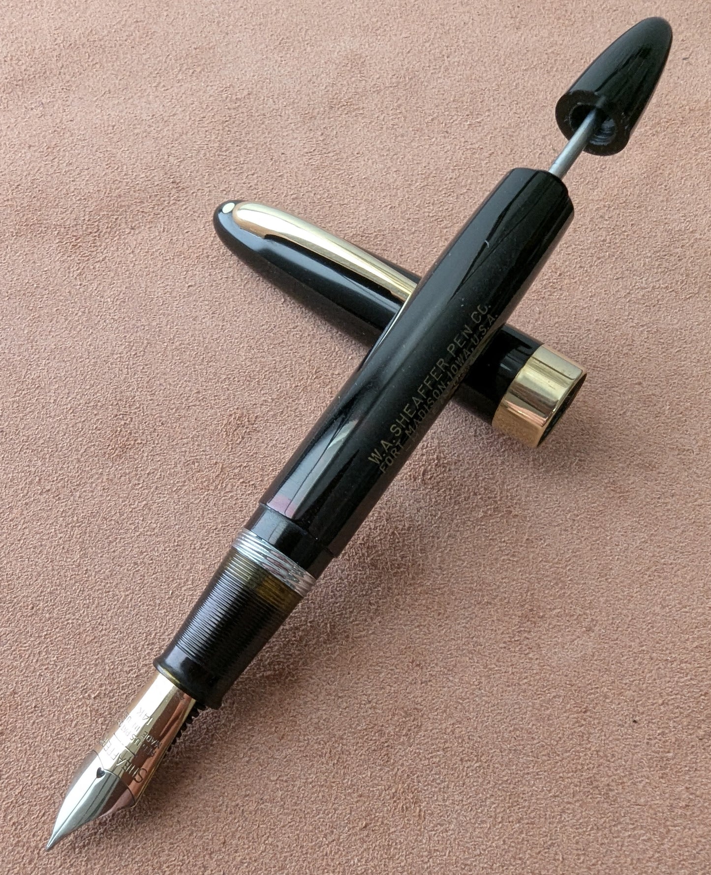 1948 Black Sheaffer Statesman - Vacuum-Fil - Fine+ Golden Spade nib