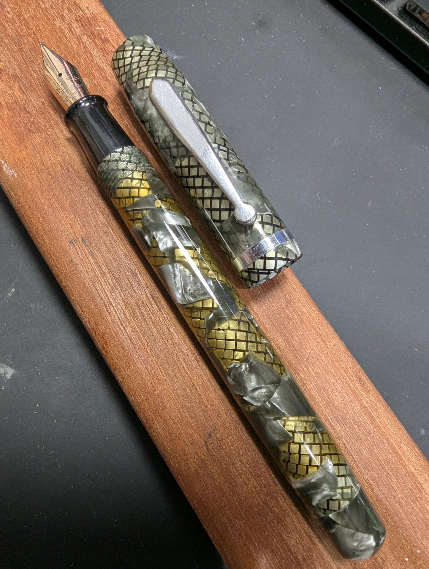 Green Snake WASP The Clipper - soft medium point