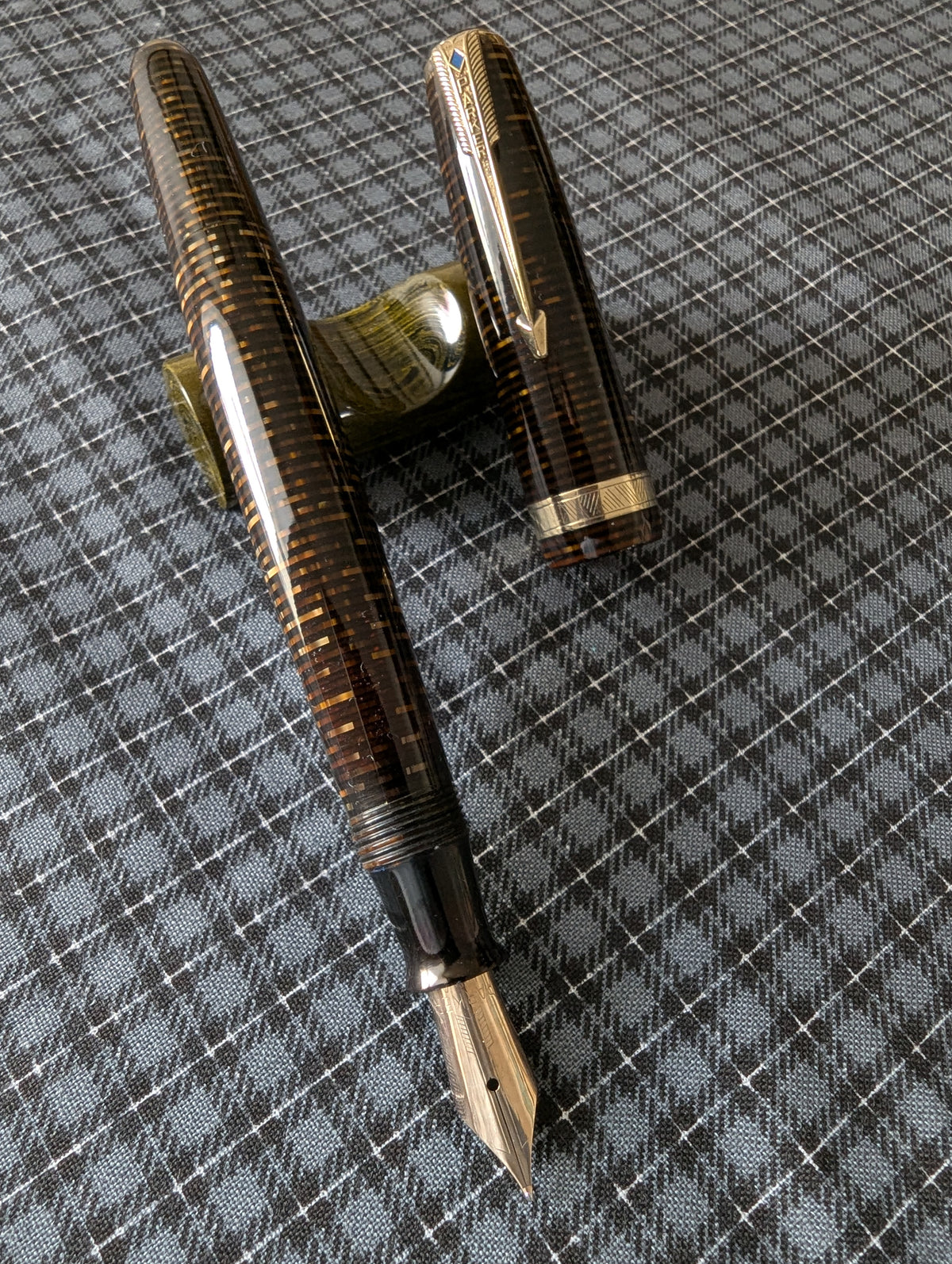 1944 Golden Pearl Parker Vacumatic Major - fine-medium point