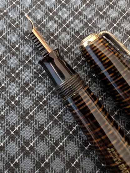 1944 Golden Pearl Parker Vacumatic Major - fine-medium point