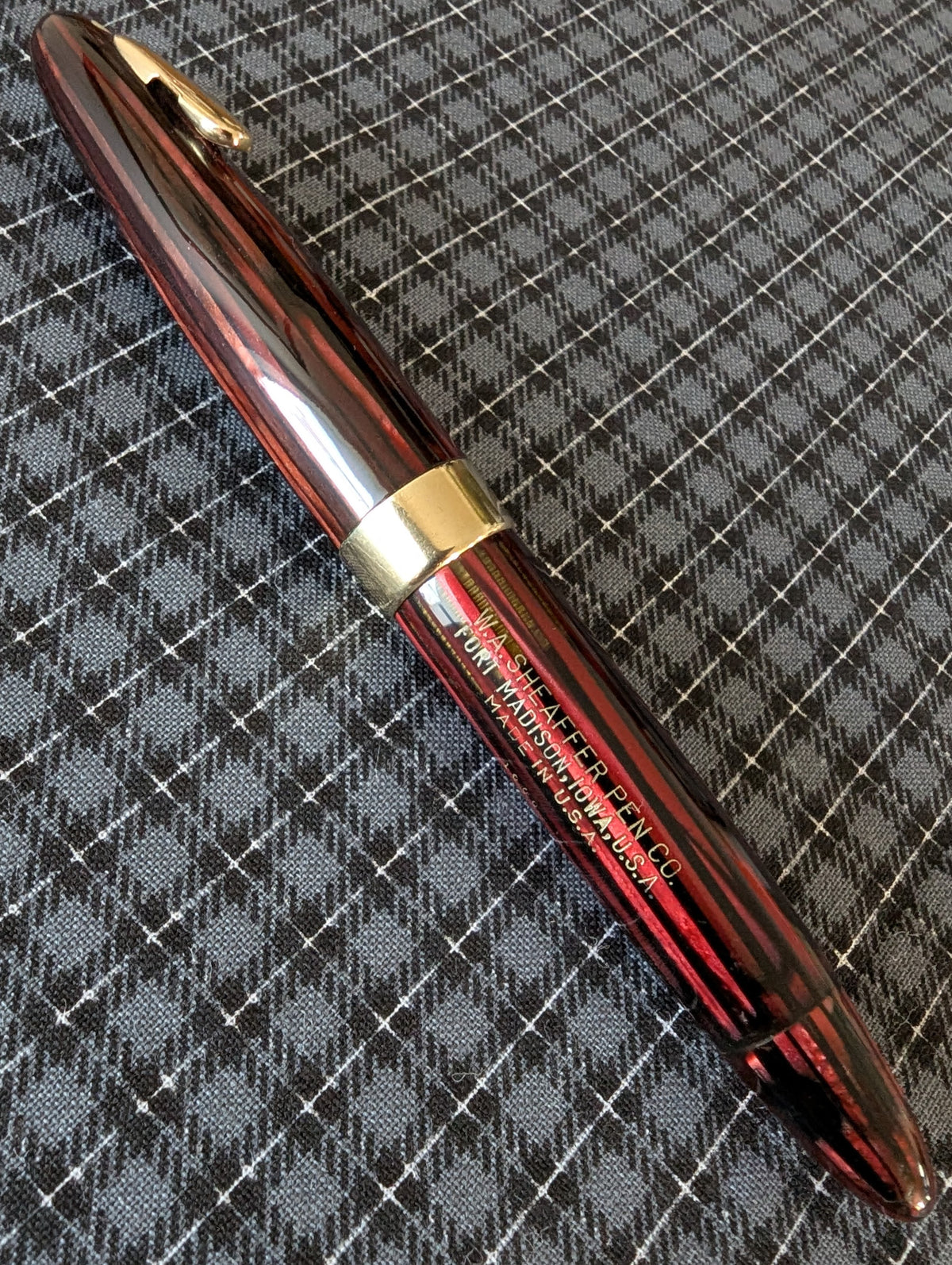 ~1947 Carmine Sheaffer Tuckaway Statesman fountain pen - fine point