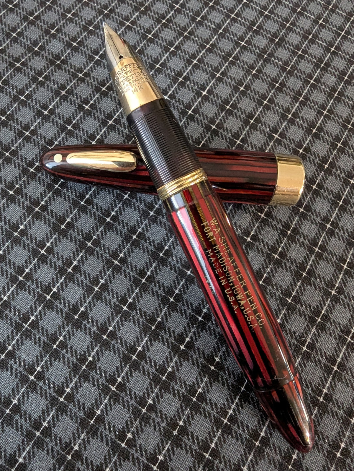~1947 Carmine Sheaffer Tuckaway Statesman fountain pen - fine point