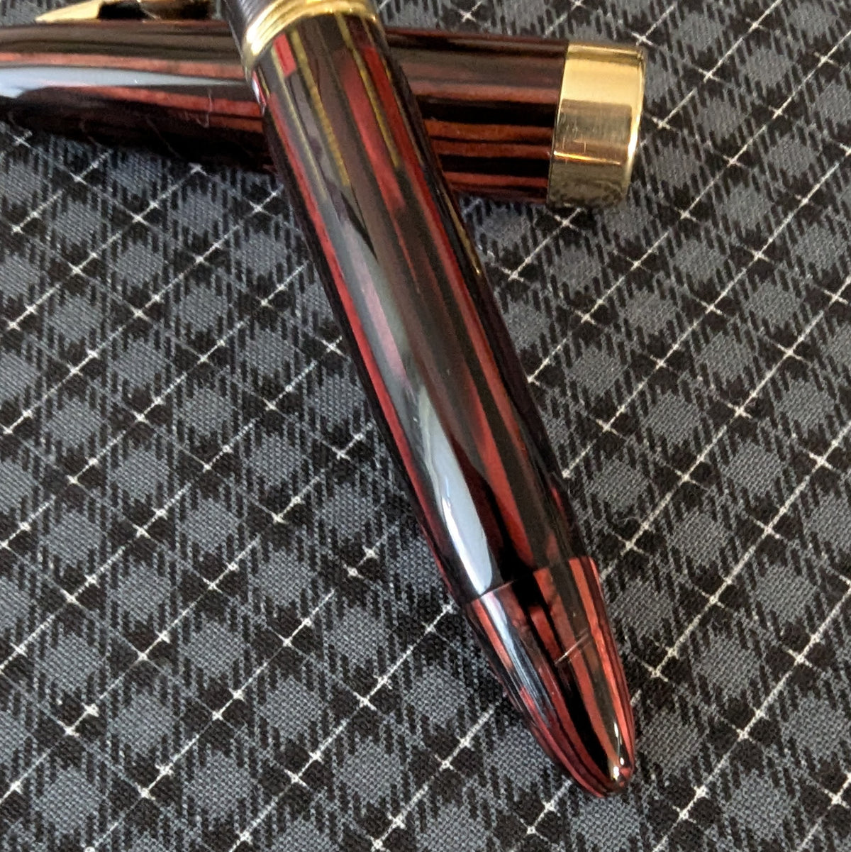 ~1947 Carmine Sheaffer Tuckaway Statesman fountain pen - fine point