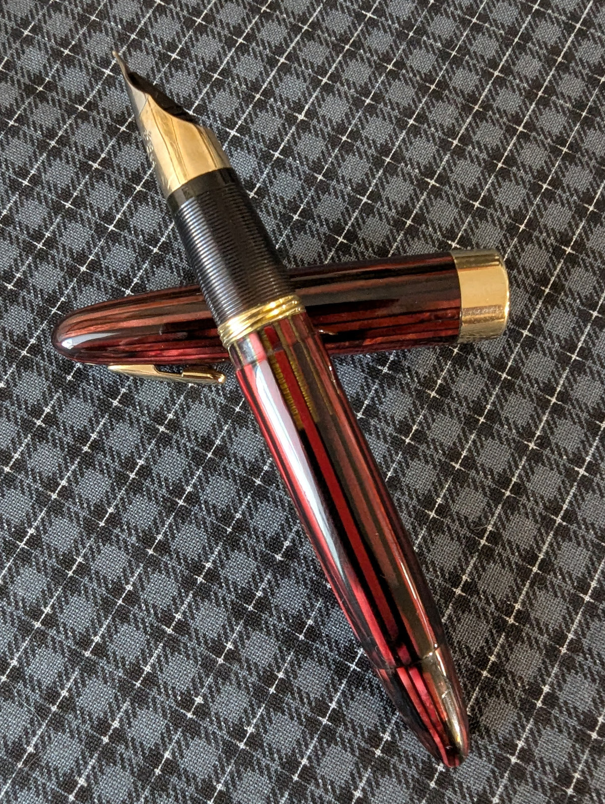 ~1947 Carmine Sheaffer Tuckaway Statesman fountain pen - fine point