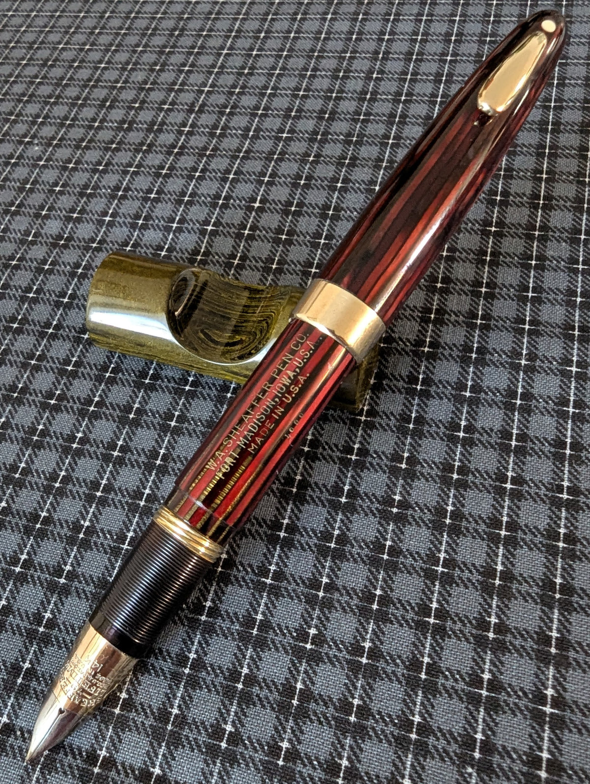 ~1947 Carmine Sheaffer Tuckaway Statesman fountain pen - fine point