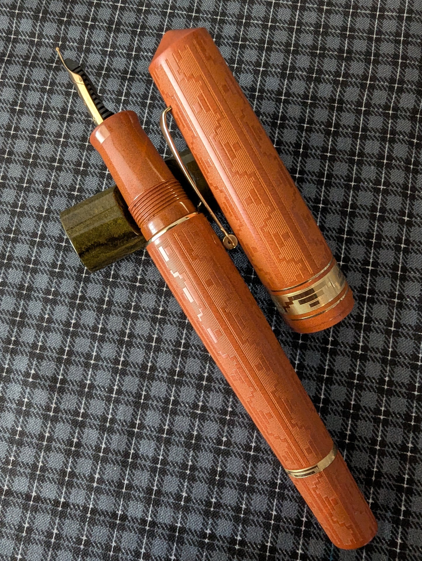 Leonardo Momento Zero Grande Art Deco Terracotta and gold 2021 fountain pen - medium nib