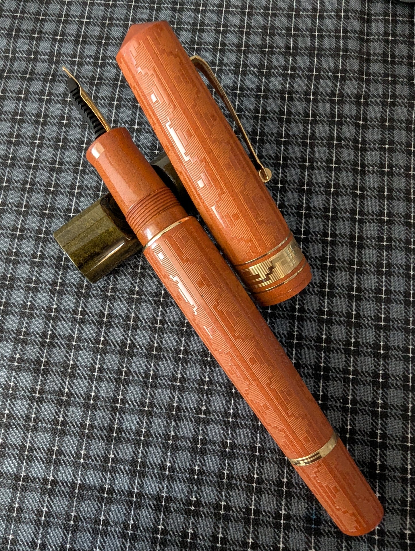 Leonardo Momento Zero Grande Art Deco Terracotta and gold 2021 fountain pen - medium nib