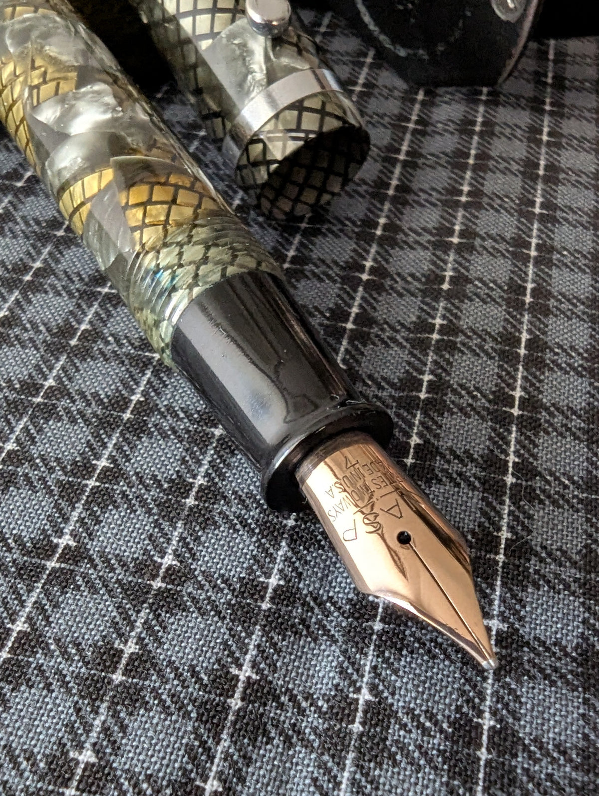 Green Snake WASP The Clipper - soft medium point