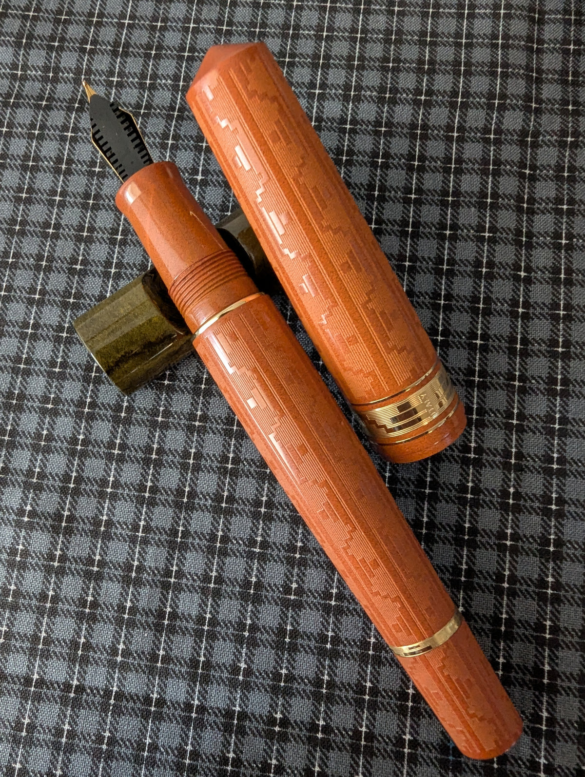Leonardo Momento Zero Grande Art Deco Terracotta and gold 2021 fountain pen - medium nib