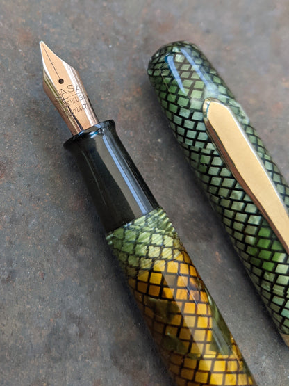1937 Green Snake WASP VACUUM-FIL fountain pen